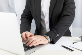 Profissional de contabilidade analisando relatórios financeiros no escritório